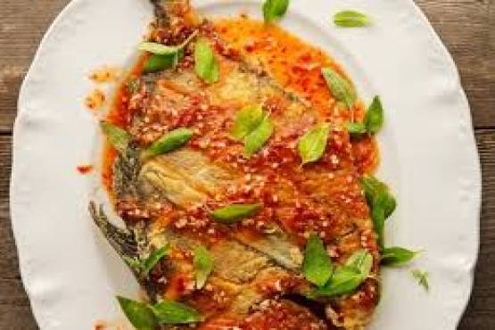 Pomfret with Spicy Basil Sauce;